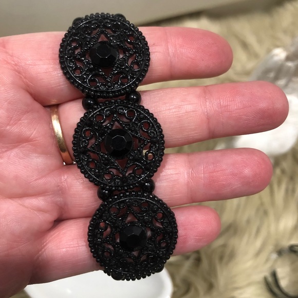 Black bracelet & earrings - Picture 2 of 7